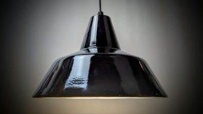 Klassisk dansk design. Louis Poulsen værksteds pendel 1970. Sort. Ø40. Nyt el. Emalje