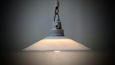 Antik Holmegaard skomager pendel 1940. Opalglas og porcelæn. Ø26,5. Delvist nyt el.