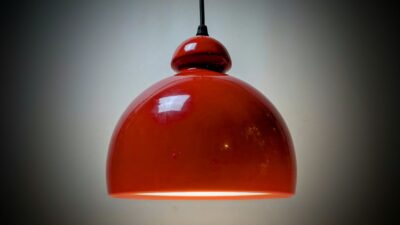 Skøn orangerød retro pendel fra 1970. Ø19. Nyt el.