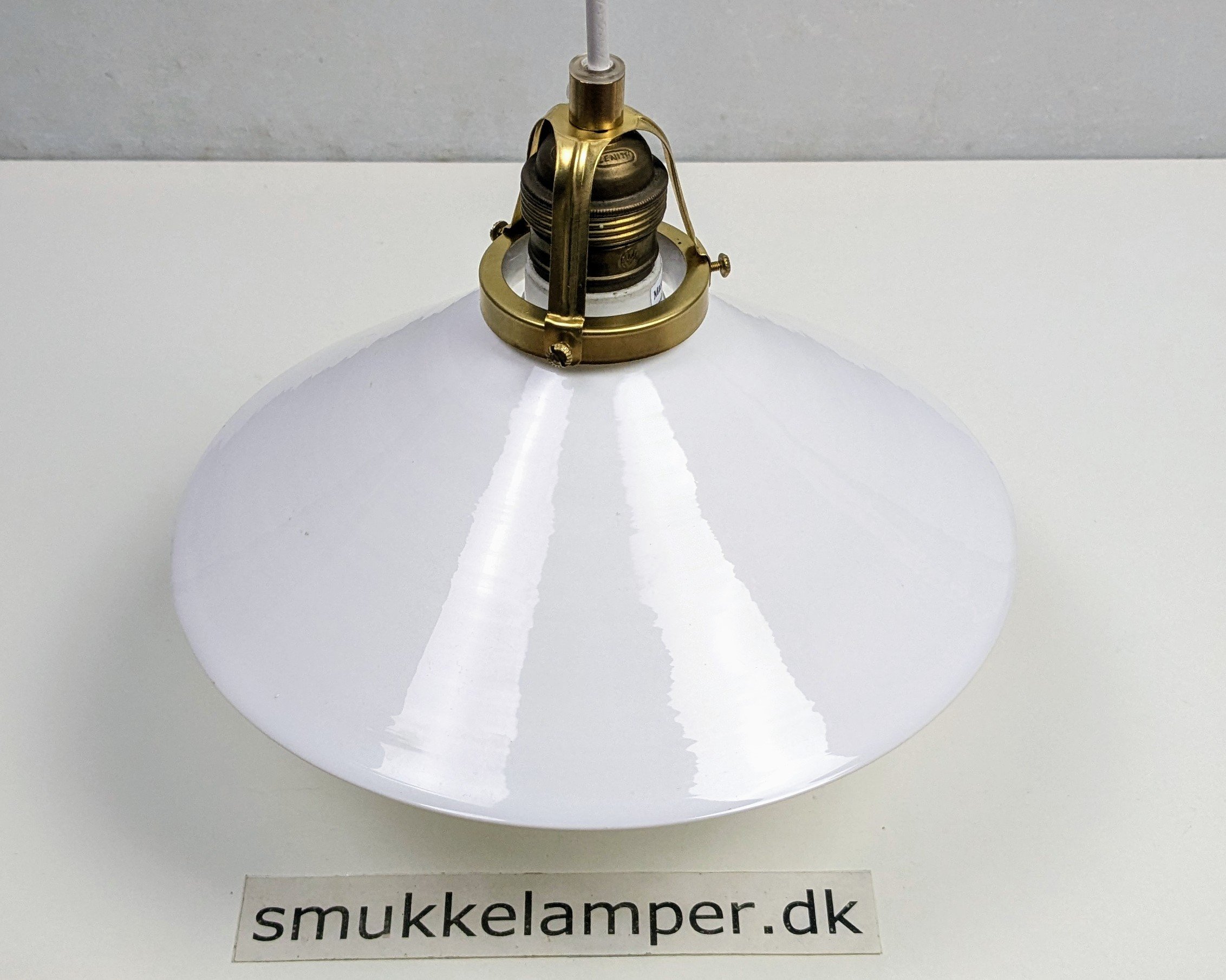 Holmegaard skomager pendel. Ø25,5 8,7cmH. Messing og porcelæn. Læs mere. - Billede 2