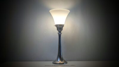 Dansk redesign i Tin og opalglas. 1960. Dansk Just bordlampe Møller redesign.