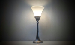 Dansk redesign i Tin og opalglas. 1960. Dansk Just bordlampe Møller redesign.