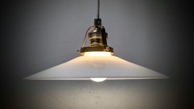 Holmegaard antik skomager pendel. Ø27 5,8cmH. Messing og porcelæn. 1940.