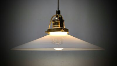 Holmegaard antik skomager pendel. Ø26,6 , 6,1cmH. Messing og porcelæn. 1940.
