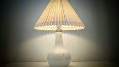 Stor Helios dansk fremstillet bordlampe. Holmegaard. 50 cmH incl skærm. Ø39. Arne Brazell design.
