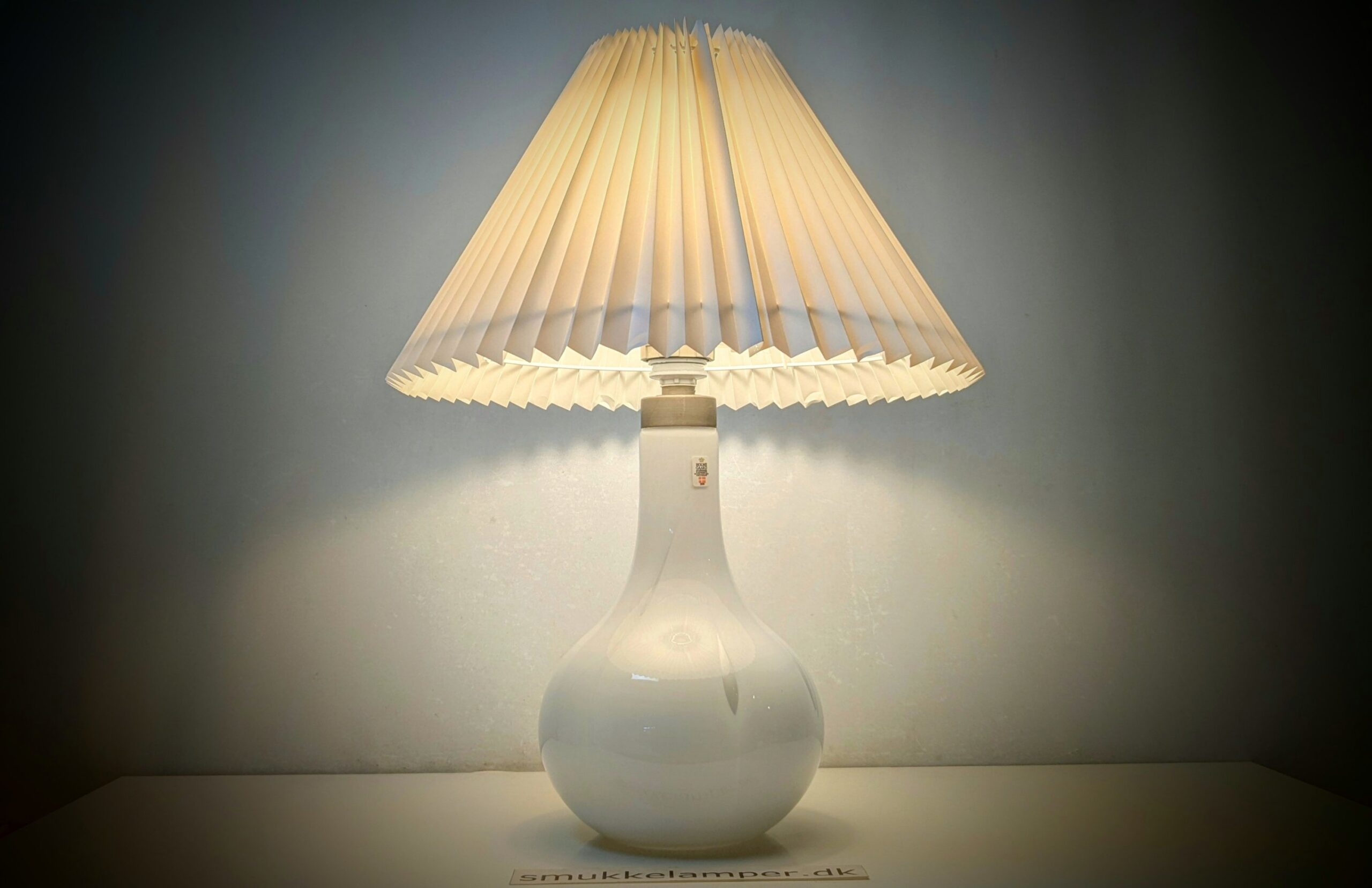 Stor Helios dansk fremstillet bordlampe. Holmegaard. 50 cmH incl skærm. Ø39. Arne Brazell design.