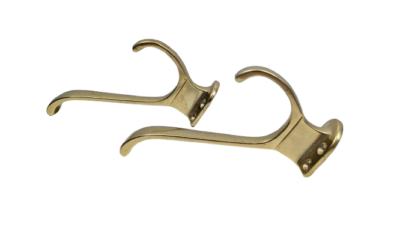 Sæt med 2 stk alu knager. Messing farve lakeret. Originale. 11 cm højd