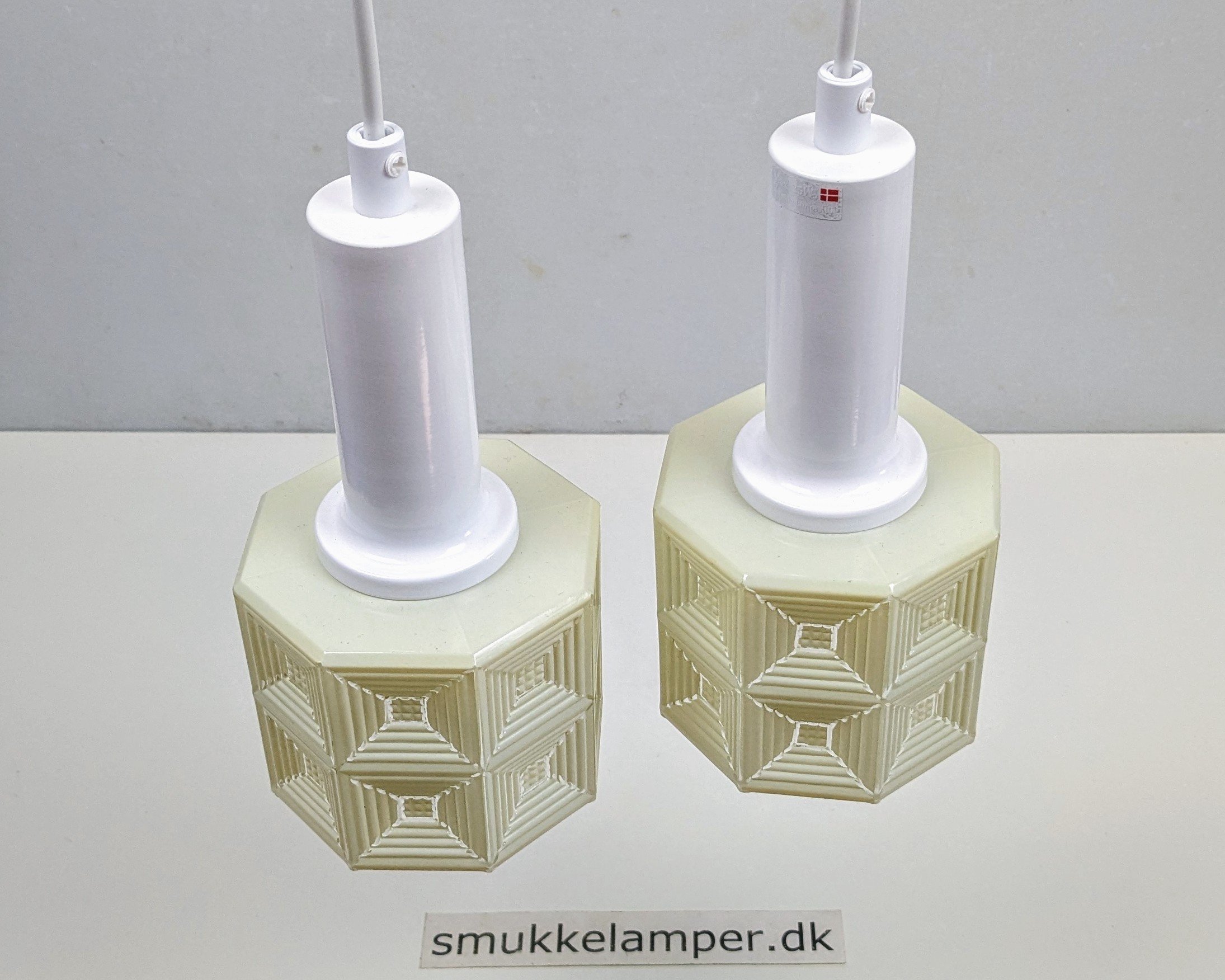 Sæt med 2 hånd samlede pendler. Alt udover Orrefors glas er nyt. Hvid med sandfarvede glas. - Billede 2