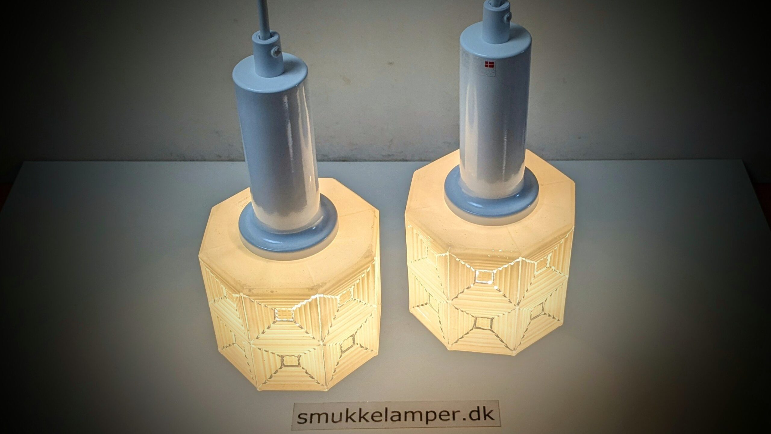 Sæt med 2 hånd samlede pendler. Alt udover Orrefors glas er nyt. Hvid med sandfarvede glas. - Billede 3