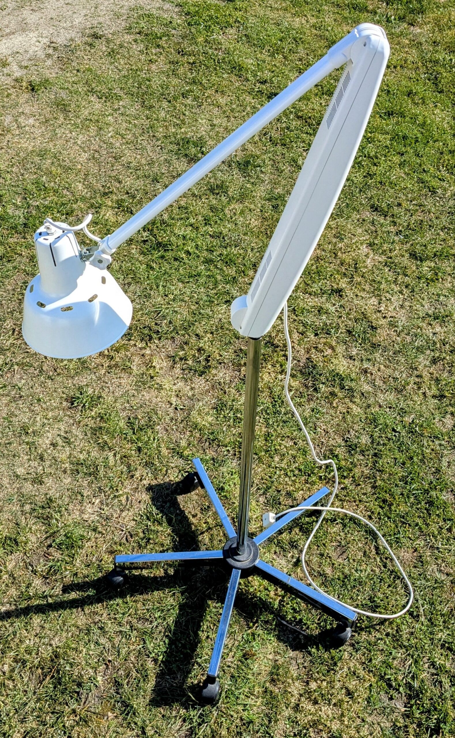 Stor klinik arkitekt lampe på hjul. 110 cm udhæng. Op til 190 cm højde. Hvid. Pickup only.