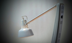Stor klinik arkitekt lampe på hjul. 110 cm udhæng. Op til 190 cm højde. Hvid. Pickup only.