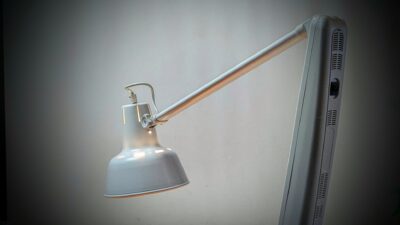 Stor klinik arkitekt lampe på hjul. 110 cm udhæng. Op til 190 cm højde. Hvid. Pickup only.