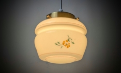Skøn lille antik sommer kuglependel med solsikkegule blomster. Ø16. Nyt el og messing ophæng.