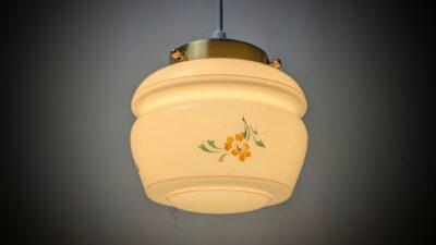 Skøn lille antik sommer kuglependel med solsikkegule blomster. Ø16. Nyt el og messing ophæng.