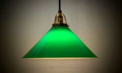 Stor Herregårds pendel. Ø30. Messing og mørk grøn glas. Ny. 13,5 cmH. Nyt el. Egen serie.