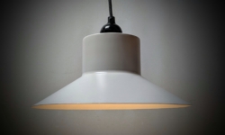 Smuk hvidgrå retro lampe i metal fra E.S.Horn. 1970. 26×17 cm. Nyt el.