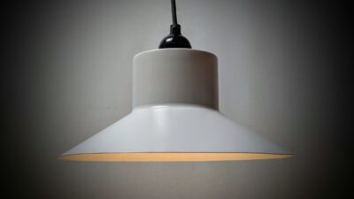 Smuk hvidgrå retro lampe i metal fra E.S.Horn. 1970. 26x17 cm. Nyt el.