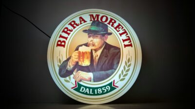 Originalt Italiensk Birra Moretti lysskilt. 55x50 cm. Særdeles velholdt. Originalt el.