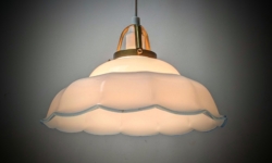 Skøn Antik paraply køkken lampe i hvid opal med lyseblå kant. Ø25. Nyt el.