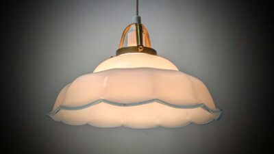 Skøn Antik paraply køkken lampe i hvid opal med lyseblå kant. Ø25. Nyt el.