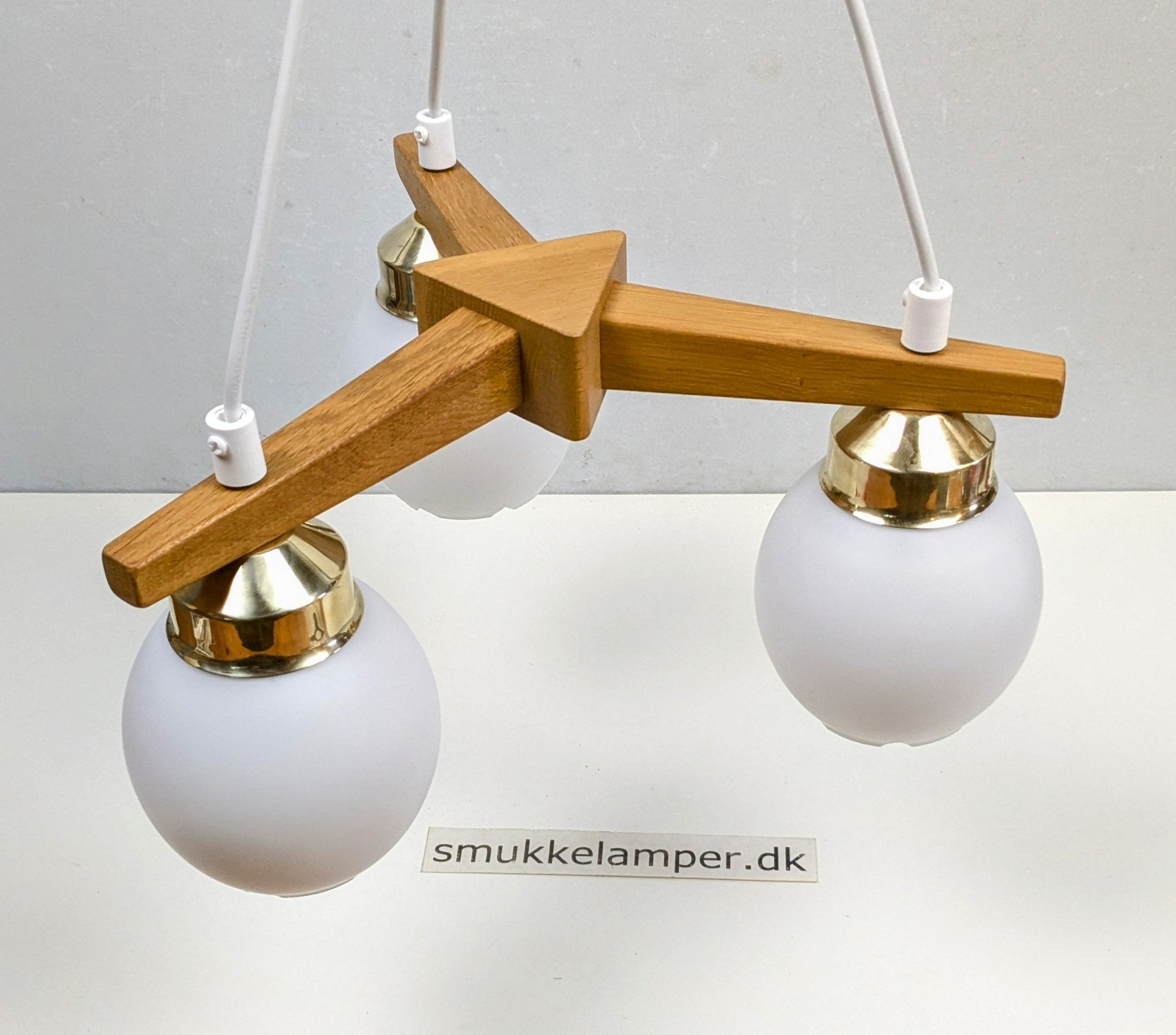 Skøn skandinavisk triangle lampe i Bøg og opal til rundbordet. 1980. Ø38. Nyt el. - Billede 3