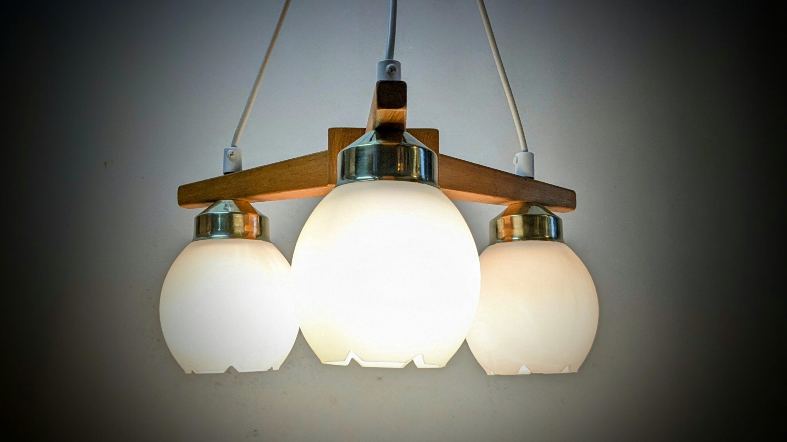 Skøn skandinavisk triangle lampe i Bøg og opal til rundbordet. 1980. Ø38. Nyt el. - Billede 2