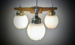 Skøn skandinavisk triangle lampe i Bøg og opal til rundbordet. 1980. Ø38. Nyt el.