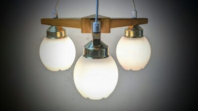 Skøn skandinavisk triangle lampe i Bøg og opal til rundbordet. 1980. Ø38. Nyt el.