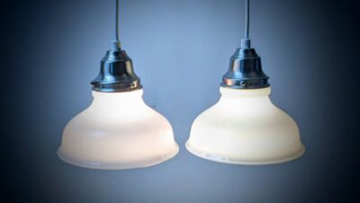 Sæt med 2 skønne skandinaviske opalglas køkken lamper. Ø17. Nyt el.