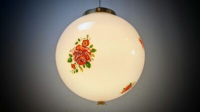 Skøn stor fuld restaureret sommer kuglependel m. roser. Ø24. Alt udover glas er nyt messing.
