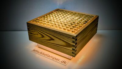Skøn plafond fra 1980 i perfekt stand. 25x25 cm. 15 cm nedhæng. Til loft montering. Natur fyrtræ.