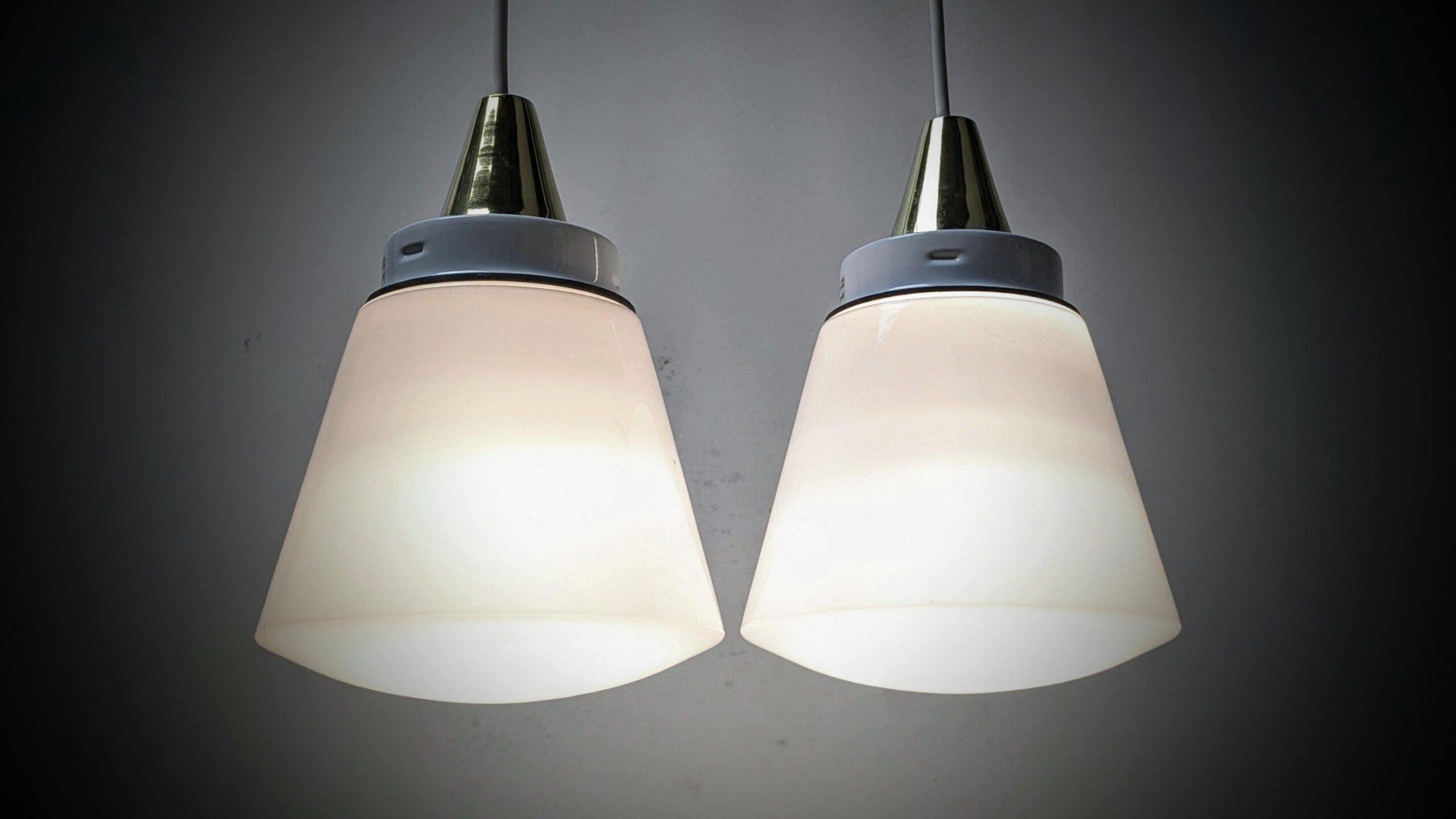 Sæt med 2 skønne custom køkkenlamper. Glas 1960. Resten nyt. Ø16. Triangular sæt