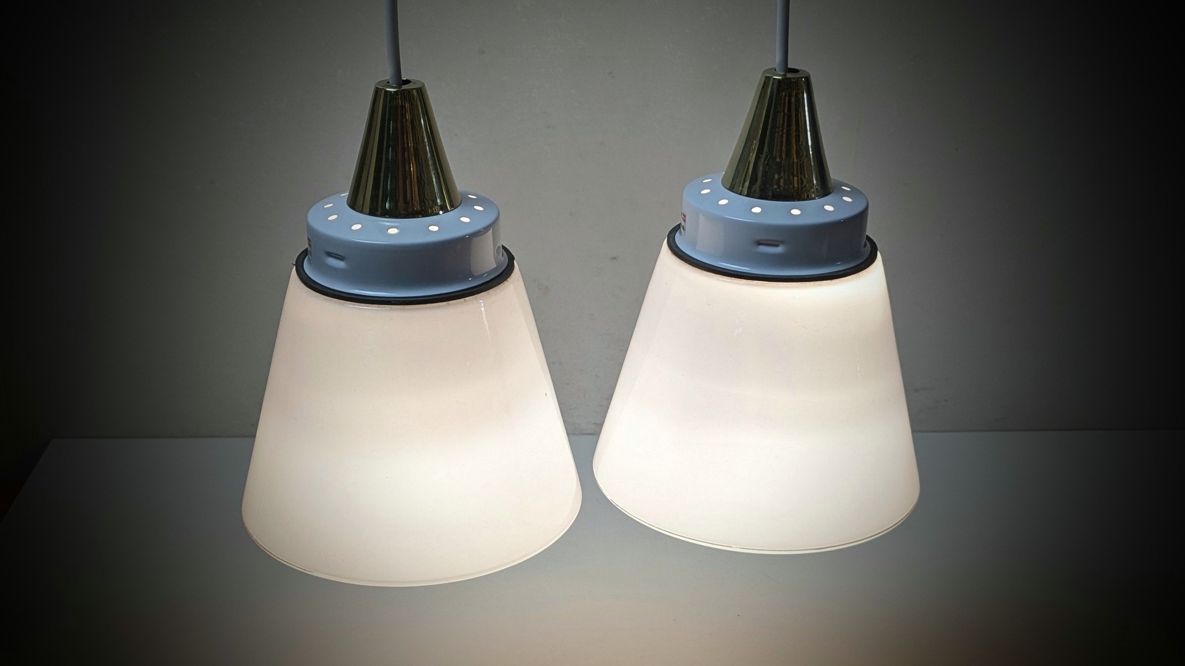 Sæt med 2 skønne custom køkkenlamper. Glas 1960. Resten nyt. Ø16. Triangular sæt