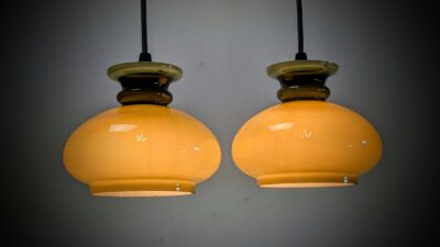 Sæt med 2 bløde smukke vintage lamper i olivengrøn glas. Nyt el. Hånd samlet unika.