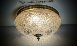 Vintage plafond i bøhmisk presset glas og messing – Ø33 cm, Restaureret. Nyt el.