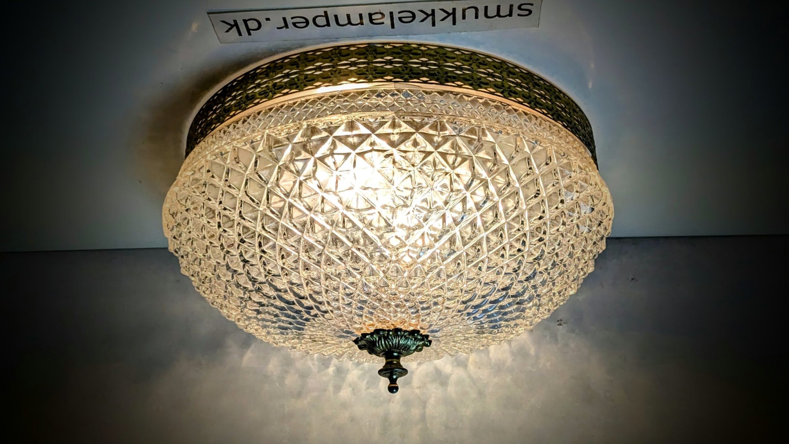 Vintage plafond i bøhmisk presset glas og messing – Ø33 cm, Restaureret. Nyt el.