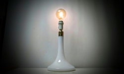 Le klint bordlampe 1972. Model 363. Stor hvid opalglas. 41 cmH. U.Skærm. Pickup only.