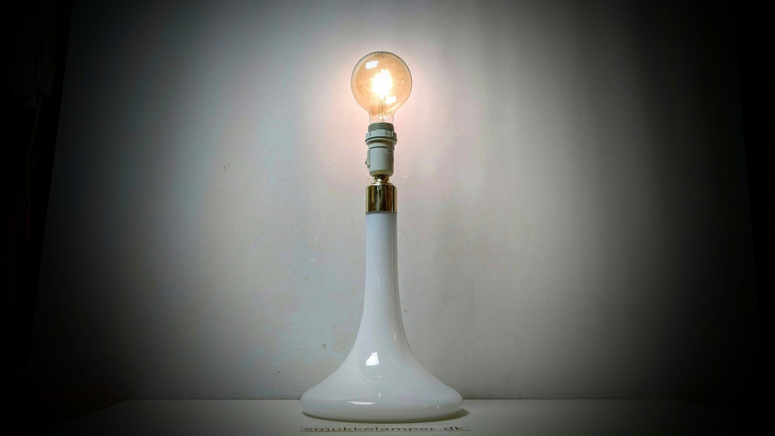 Le klint bordlampe 1972. Model 363. Stor hvid opalglas. 41 cmH. U.Skærm. Pickup only.