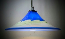 Dansk håndlavet spisebord lampe i glas. 1990. Delvist ny el. Søndervig glaspusteri. Ø39. Pickup only