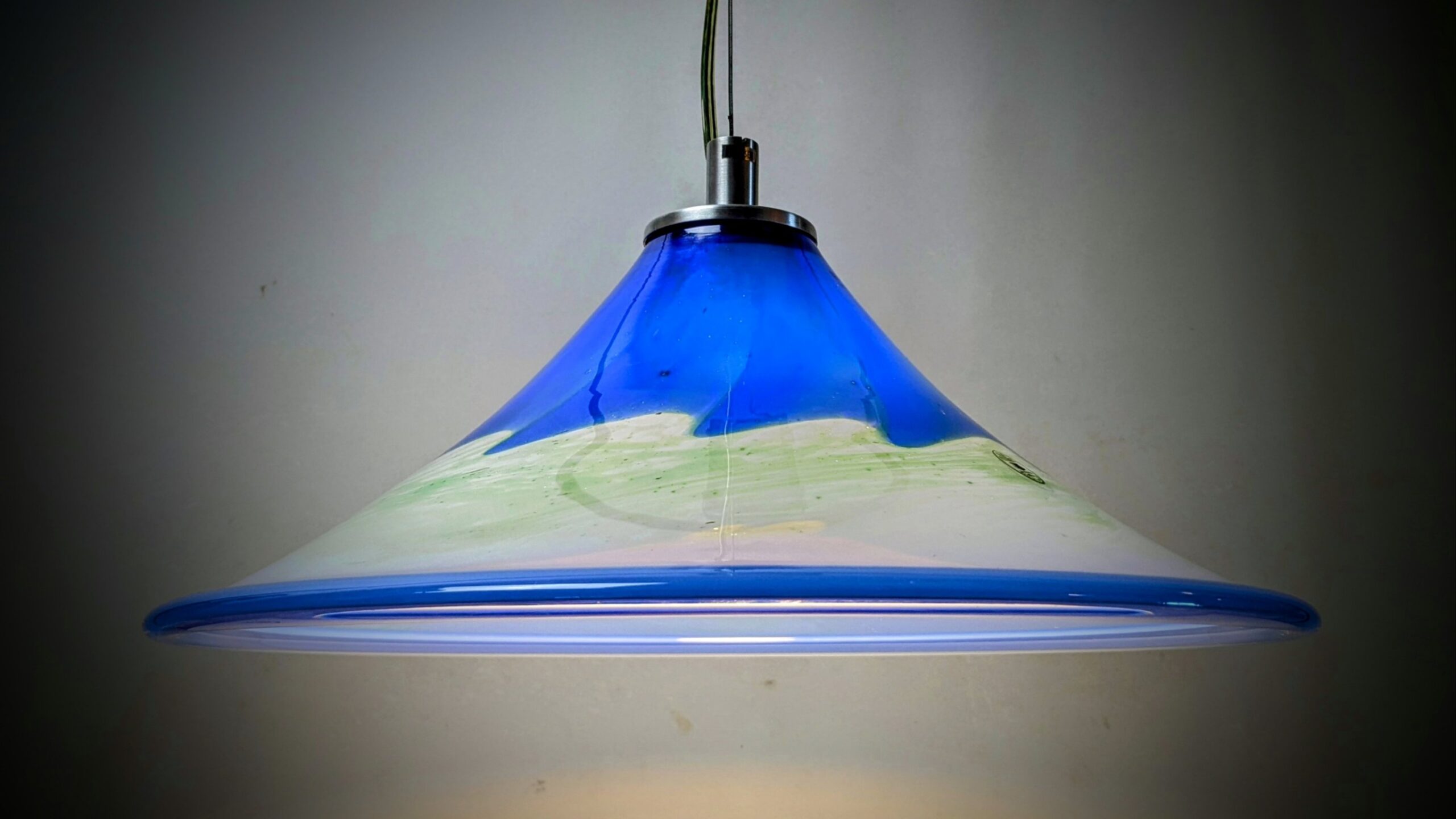 Dansk håndlavet spisebord lampe i glas. 1990. Delvist ny el. Søndervig glaspusteri. Ø39. Pickup only