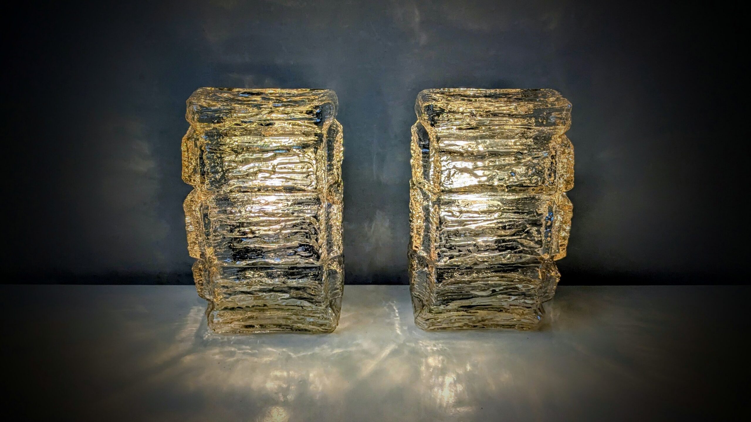 Sæt med 2 skønne væg plafonder 1970. 12,5H x 20L x 11D. Bakelit ophæng