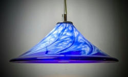 Dansk håndlavet spisebord lampe i glas. 1999. Delvist ny el. Søndervig glaspusteri. Ø39. Pickup only