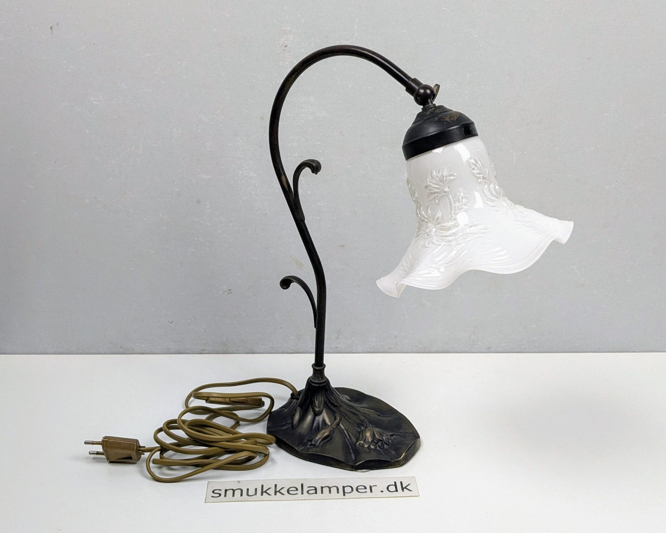 Skøn vintage bordlampe i messing. 40cmH. Hvid opal Fleur blanche