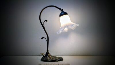Skøn vintage bordlampe i messing. 40cmH. Hvid opal Fleur blanche