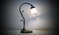Skøn vintage bordlampe i messing. 40cmH. Hvid opal Fleur blanche