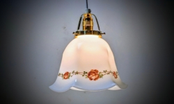 Skøn lille antik opalglas køkken lampe. Rose motiv. Nyt el og messing. Ø18,5 cm.