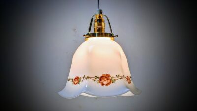 Skøn lille antik opalglas køkken lampe. Rose motiv. Nyt el og messing. Ø18,5 cm.