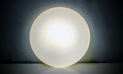 Salon plafond. Ny – ubrugt Hvid opal. Til væg eller loft. Ø25 cm. Metal ophæng. Konveks. Mundblæst