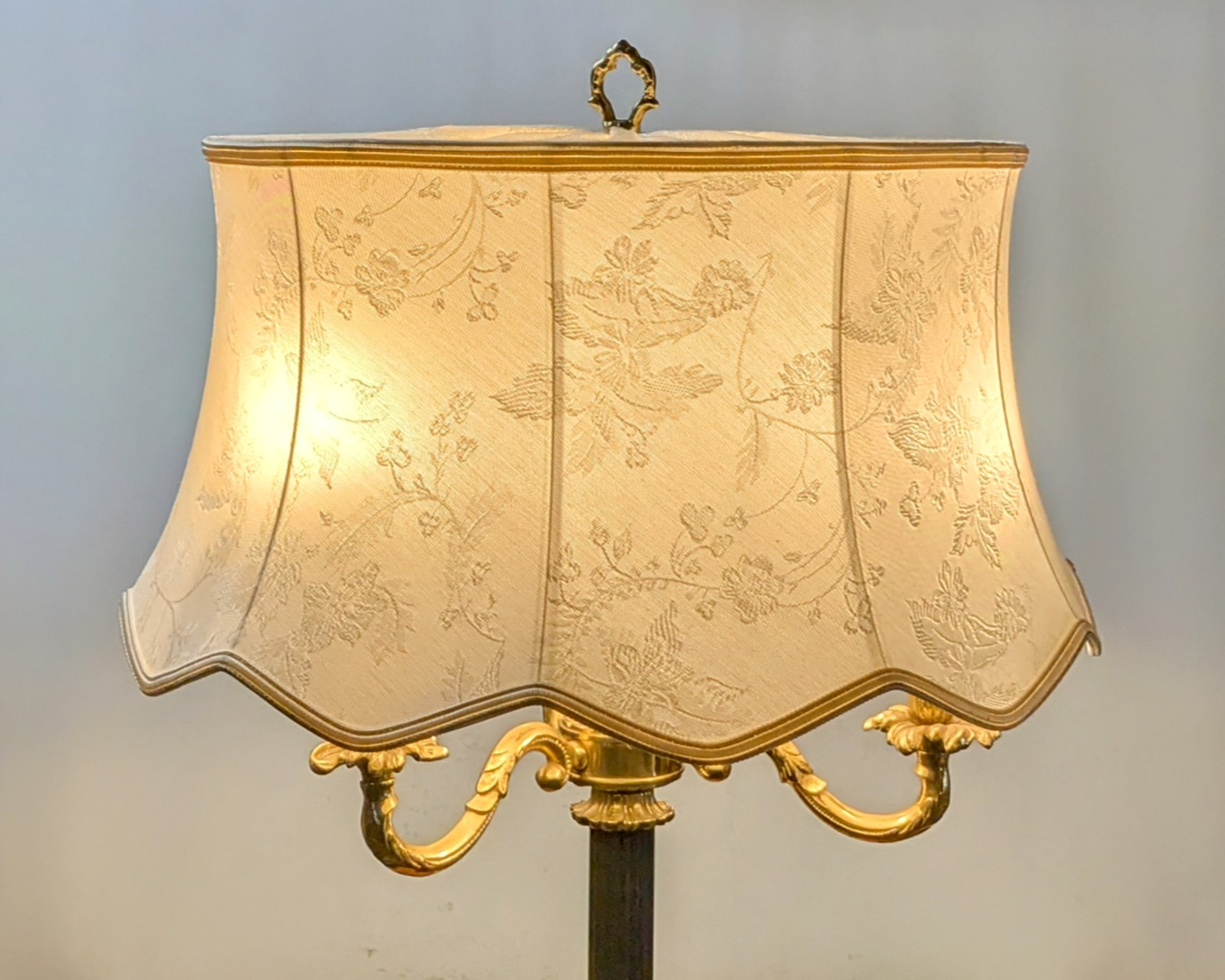 Eksklusiv Herskabelig Gulvlampe i Messing, Træ og Stofskærm – Klassisk Elegance, Pickup only