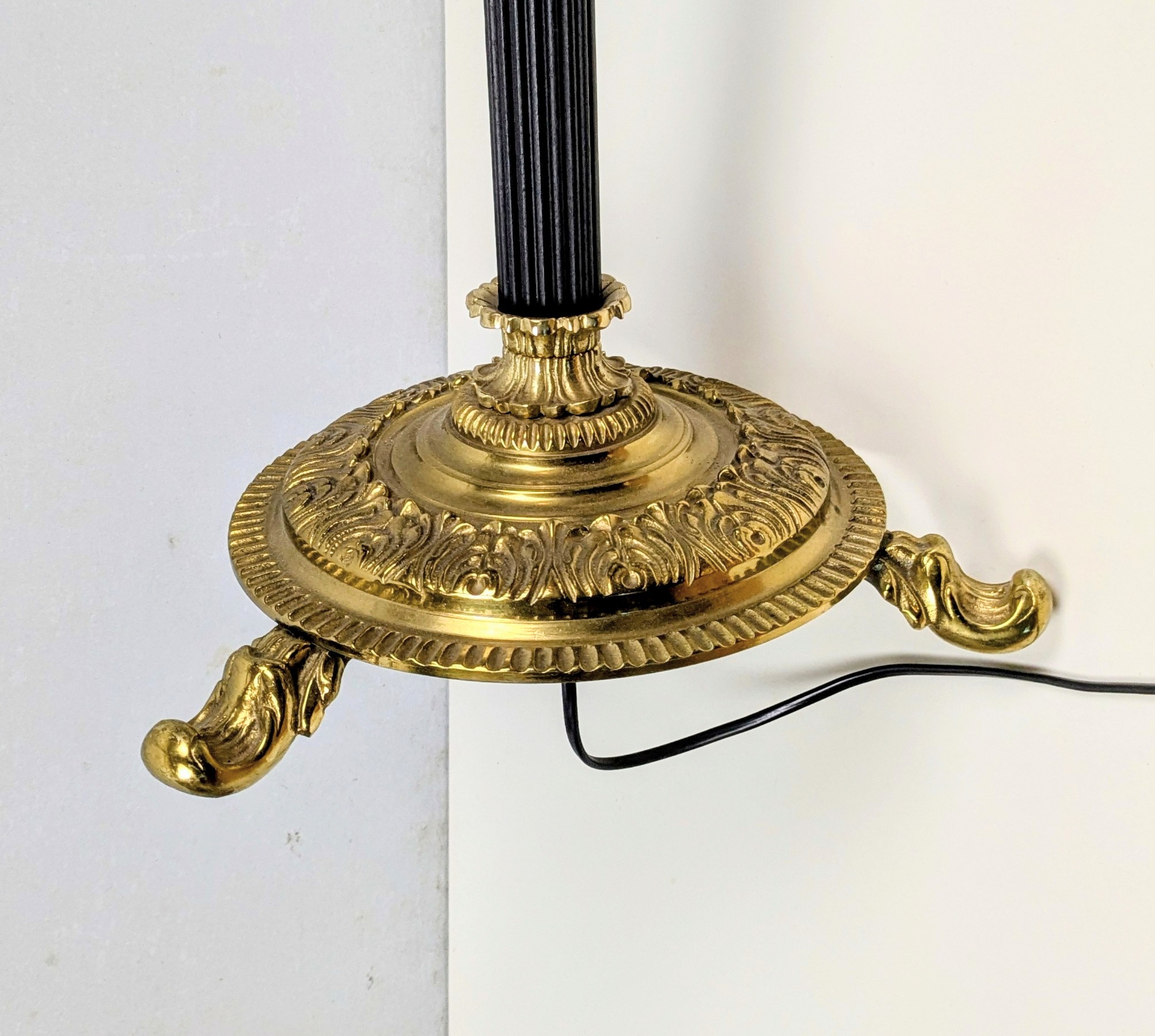 Eksklusiv Herskabelig Gulvlampe i Messing, Træ og Stofskærm – Klassisk Elegance, Pickup only